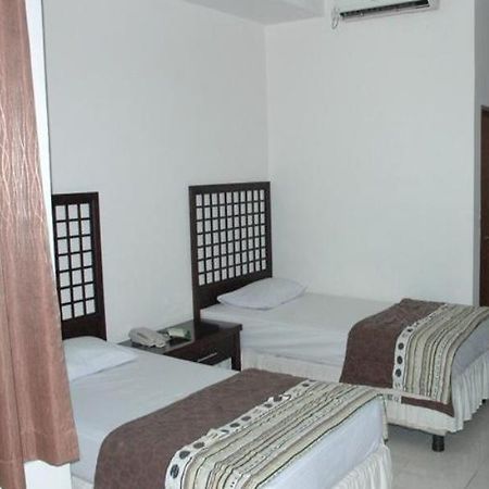 Hotel Bontocinde Makassar Buitenkant foto